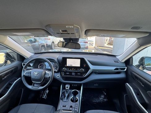 Used 2025 Toyota Highlander LE image 35