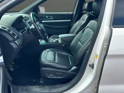 Used 2017 Ford Explorer XLT w/ Equipment Group 202A AWD/4WD image 9
