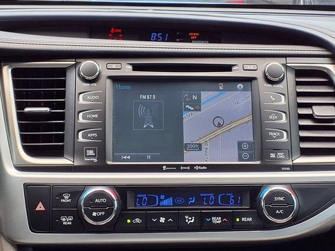 Used 2018 Toyota Highlander Limited FWD image 23