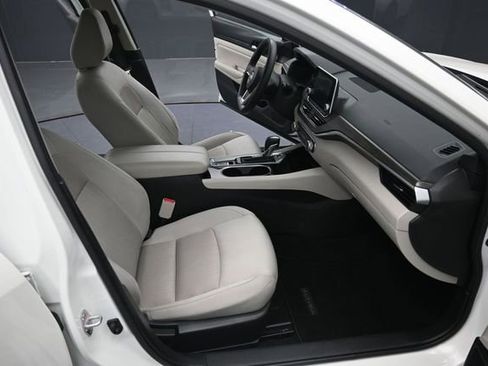 Used 2024 Nissan Altima 2.5 SV AWD/4WD image 29