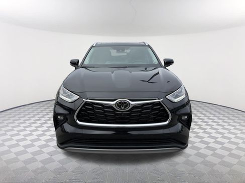 New 2026 Toyota Highlander Platinum image 2