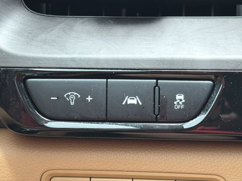 Used 2024 Kia Carnival EX FWD image 11