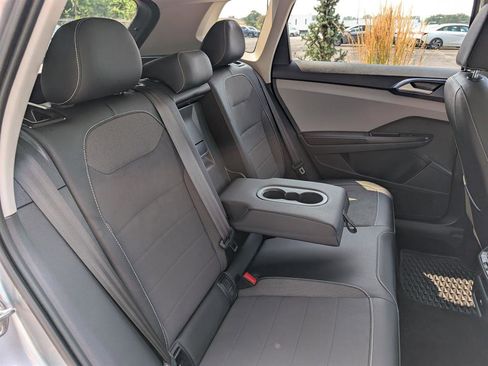 Certified 2024 Volkswagen Taos SE w/ Panoramic Sunroof Package image 15