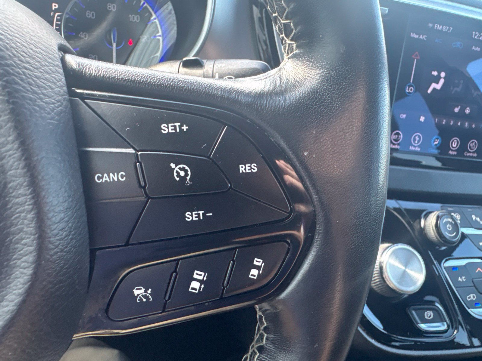 Used 2019 Chrysler Pacifica Touring Plus w/ Advanced Safetytec Group FWD image 29