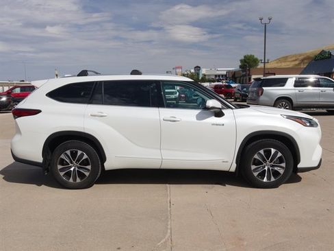 Used 2020 Toyota Highlander XLE AWD/4WD image 5