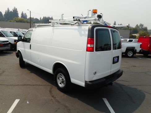 Used 2016 Chevrolet Express 2500 w/ Cold Climate Package RWD image 16