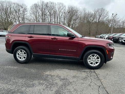Used 2022 Jeep Grand Cherokee Laredo w/ Luxury Tech Group I AWD/4WD image 3
