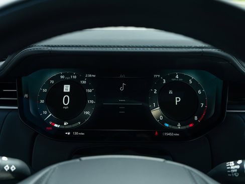 Used 2025 Land Rover Range Rover SV image 11