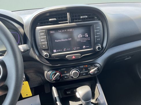 Used 2025 Kia Soul LX w/ LX Technology Package FWD image 23