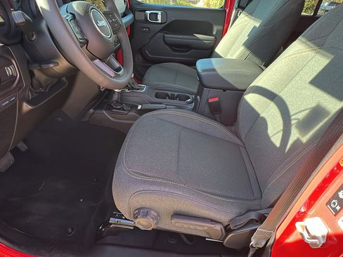 Used 2025 Jeep Wrangler Willys image 16