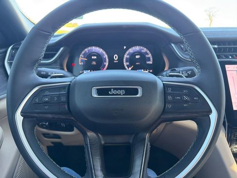 Used 2023 Jeep Grand Cherokee L Limited w/ Luxury Tech Group II AWD/4WD image 14