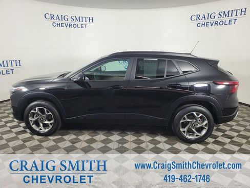 Used 2024 Chevrolet Trax LT FWD image 2