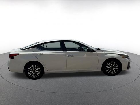 Used 2025 Nissan Altima 2.5 SV FWD image 14
