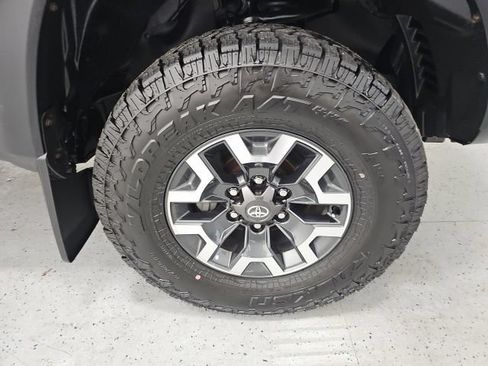 Used 2020 Toyota Tacoma TRD Off-Road w/ Technology Package AWD/4WD image 8
