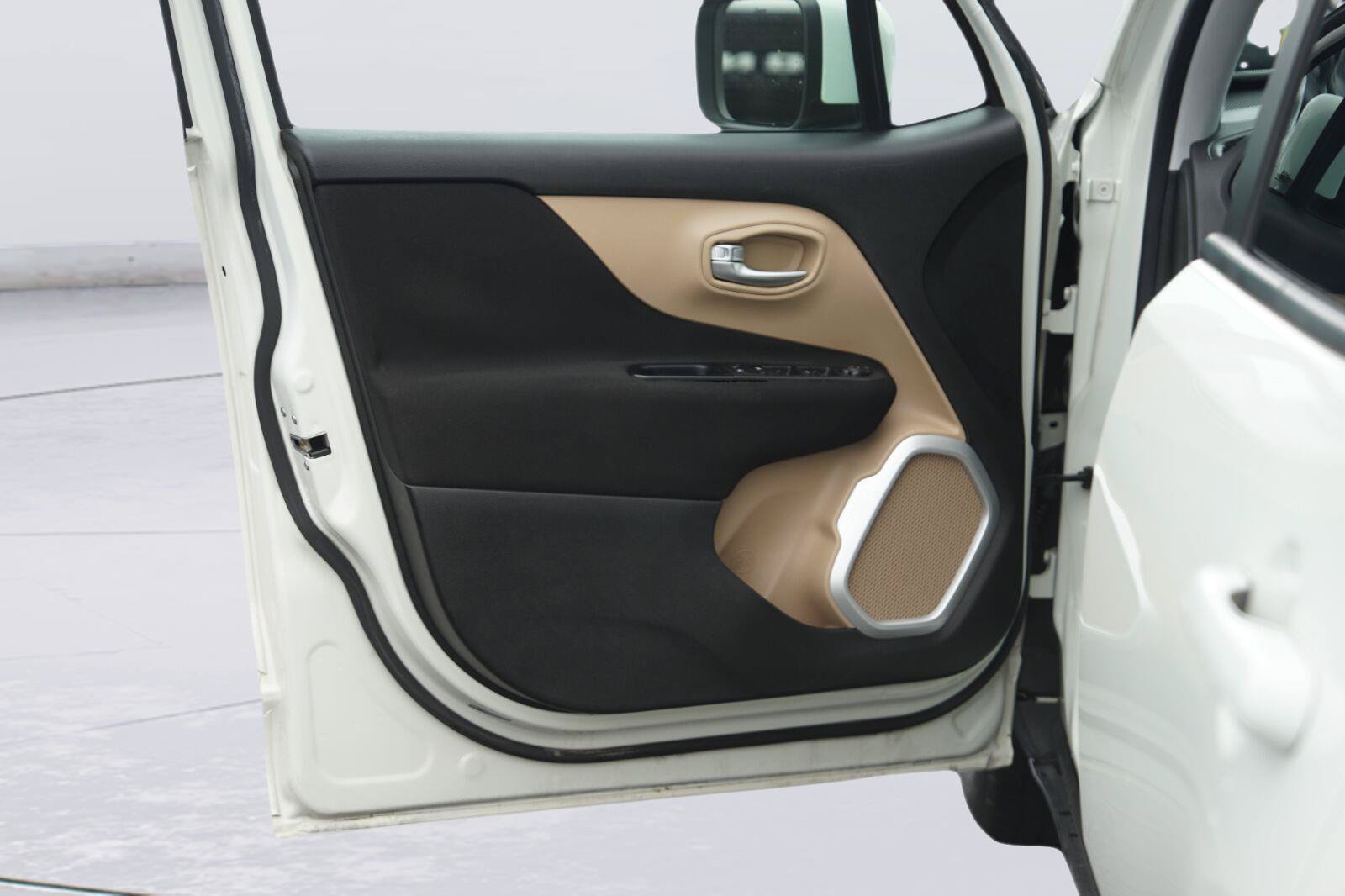Used 2015 Jeep Renegade Latitude w/ Popular Equipment Group FWD image 30