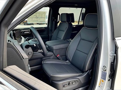 New 2025 Chevrolet Suburban Premier image 9