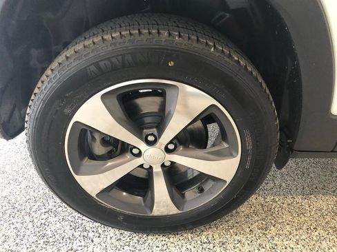 Used 2019 Jeep Cherokee Limited image 14