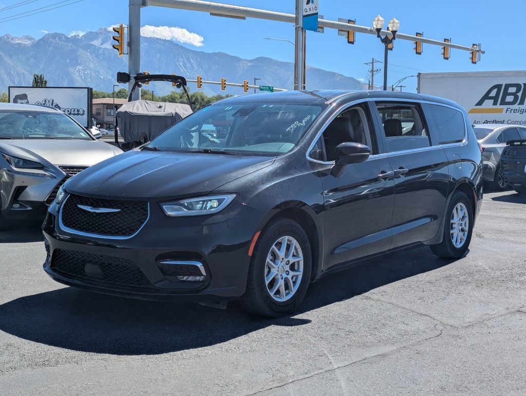 Used 2023 Chrysler Pacifica Touring-L FWD image 9