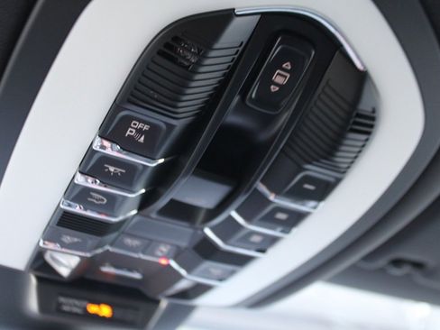 Used 2025 Porsche Macan image 35