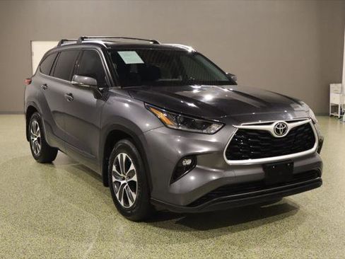 Used 2021 Toyota Highlander XLE image 1
