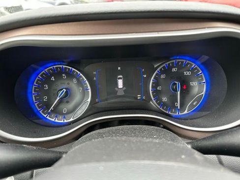 Used 2018 Chrysler Pacifica Touring-L w/ Tire & Wheel Group FWD image 19