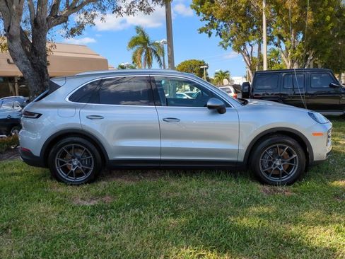 Used 2025 Porsche Cayenne image 2