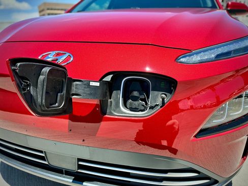 Used 2022 Hyundai Kona Limited FWD image 8