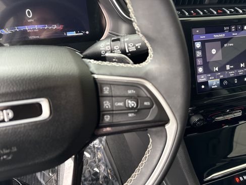 Used 2023 Jeep Grand Cherokee Limited image 19