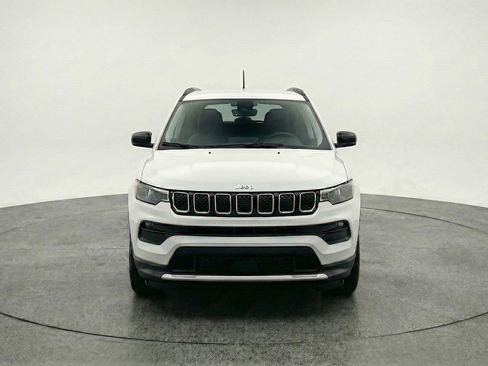 Used 2025 Jeep Compass Latitude AWD/4WD image 2