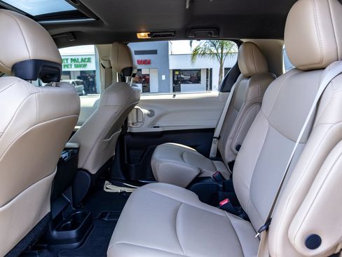 Used 2023 Toyota Sienna XLE FWD image 31