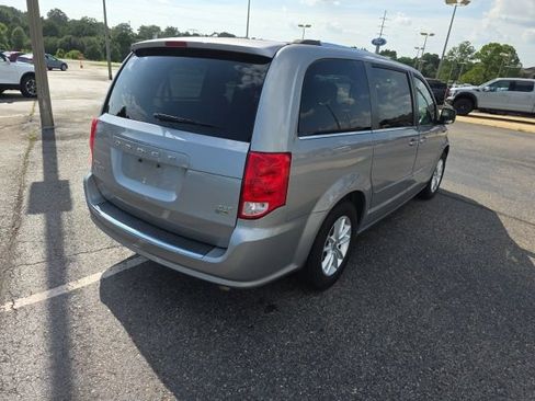 Used 2017 Dodge Grand Caravan SXT FWD image 3