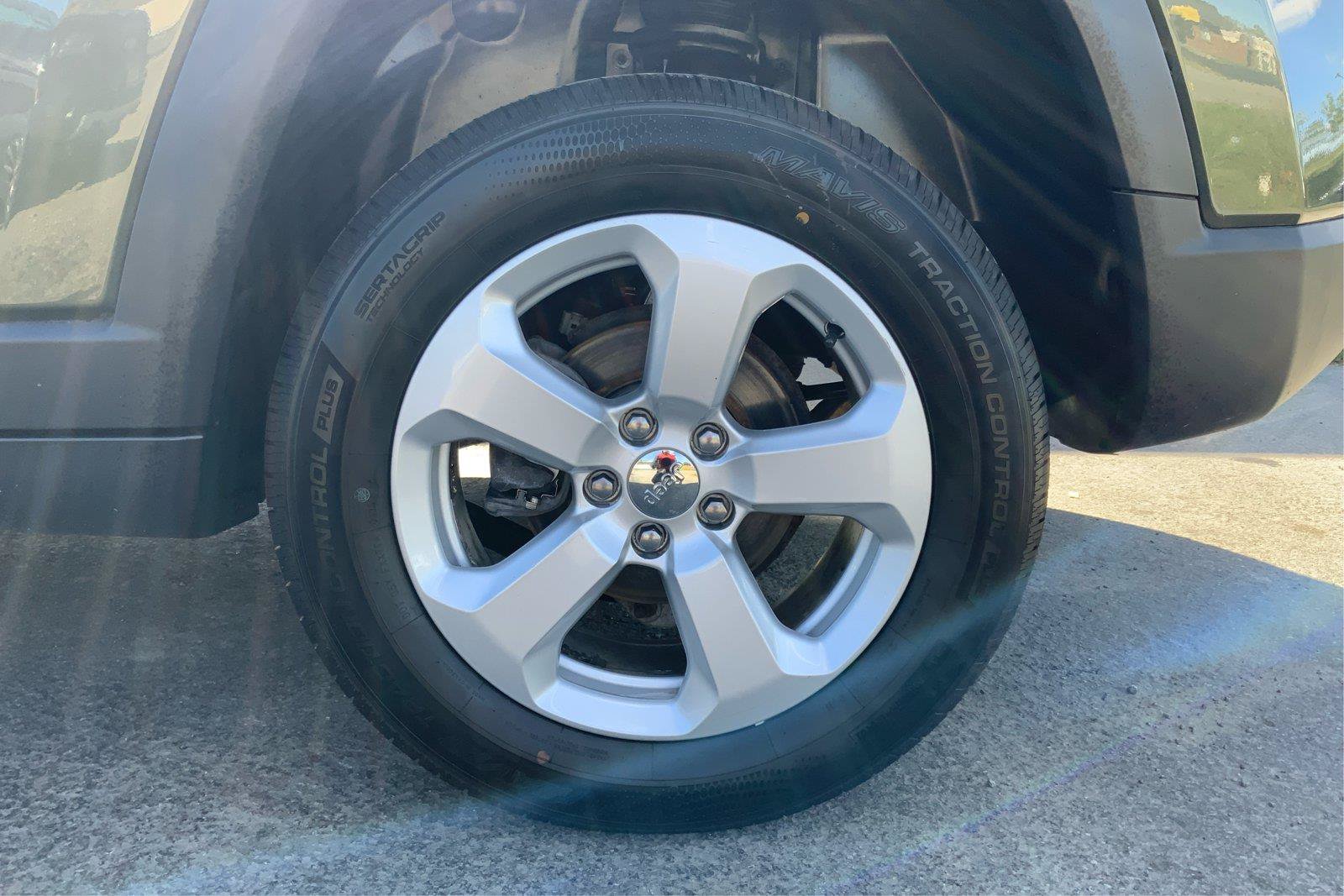 Used 2018 Jeep Compass Latitude w/ Cold Weather Group AWD/4WD image 29