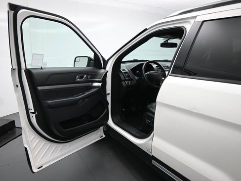 Certified 2018 Ford Explorer XLT w/ Equipment Group 202A image 9