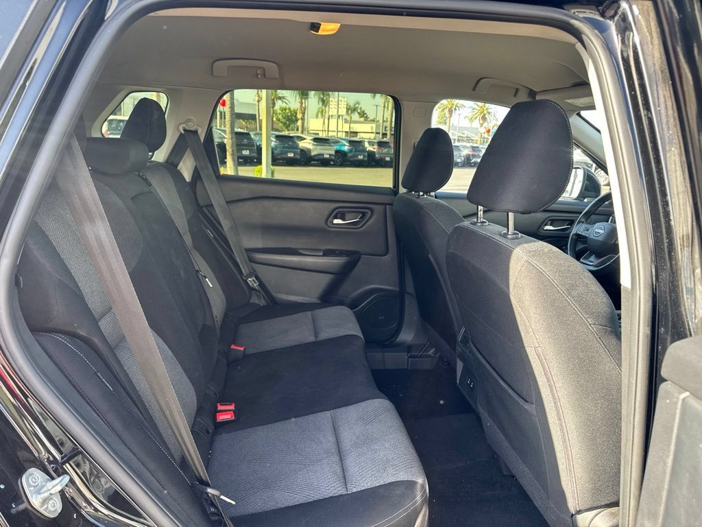 Used 2025 Nissan Rogue SV AWD/4WD image 10