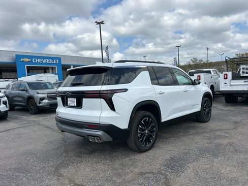 New 2026 Chevrolet Traverse LT w/ Sun and Wheel Package FWD image 3