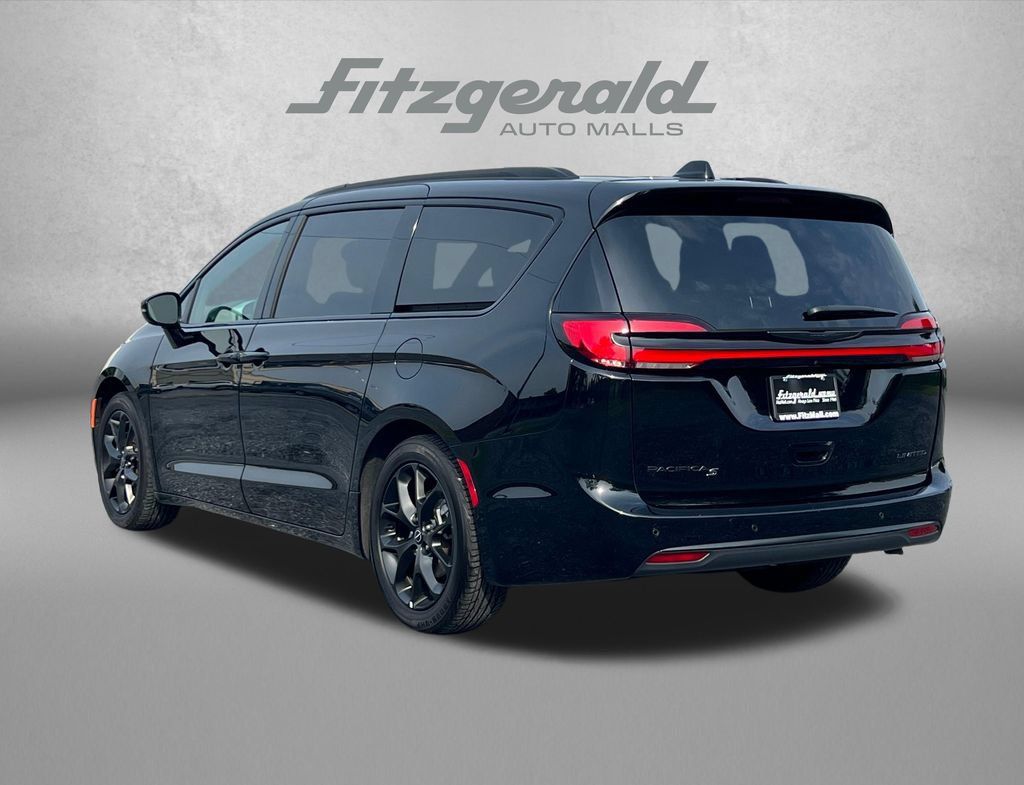 Used 2025 Chrysler Pacifica Limited FWD image 9