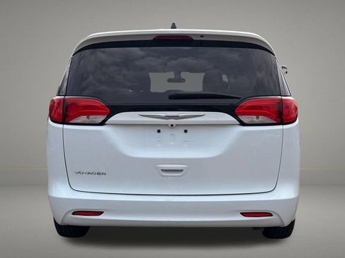 Used 2022 Chrysler Voyager LX FWD image 4