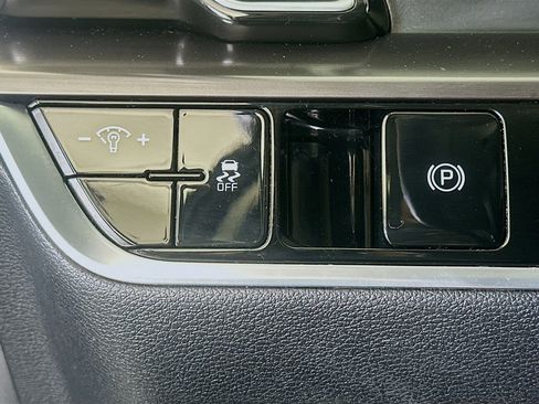 Used 2024 Kia Sportage EX image 17