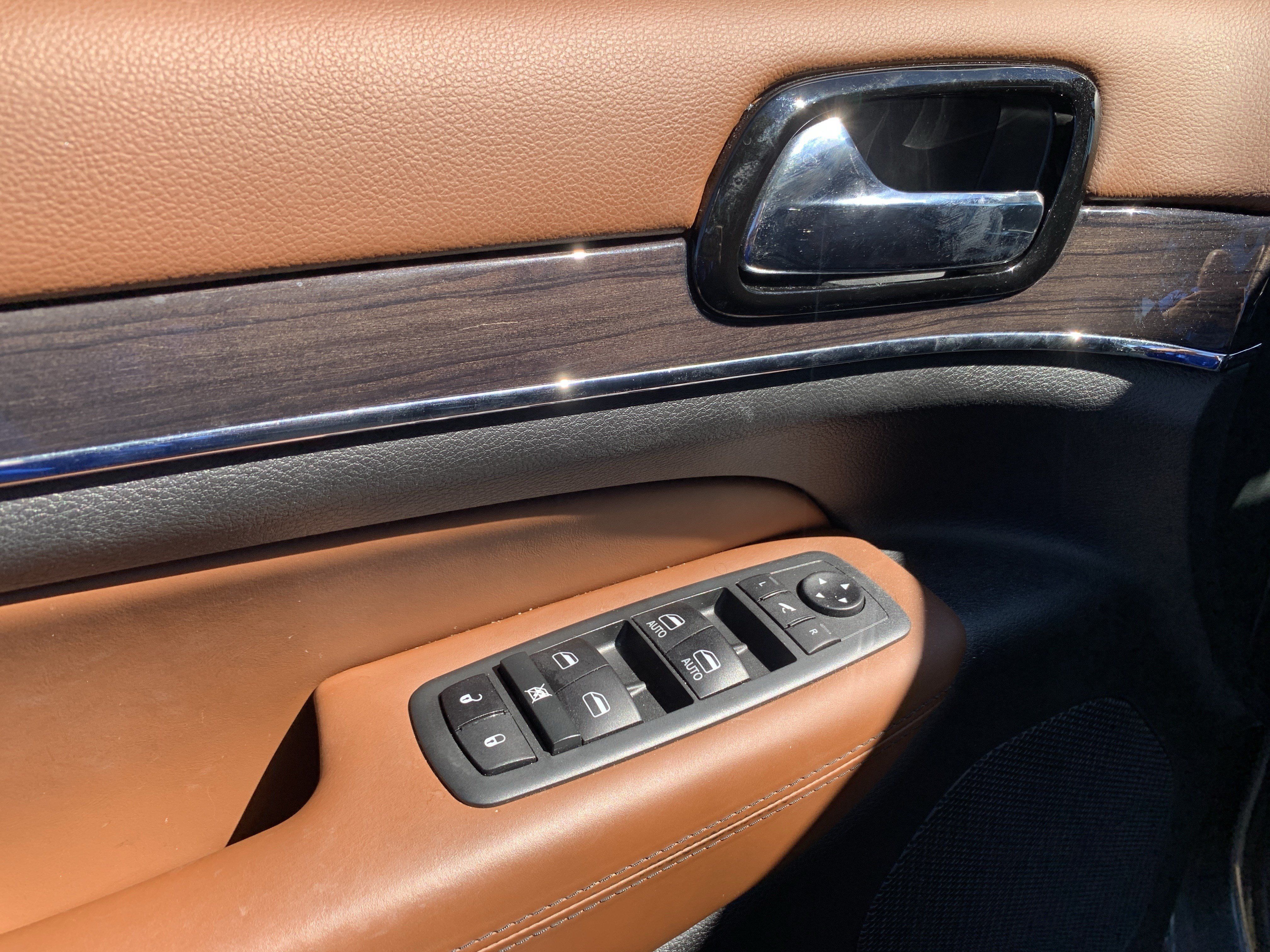 Used 2020 Jeep Grand Cherokee Overland AWD/4WD image 15