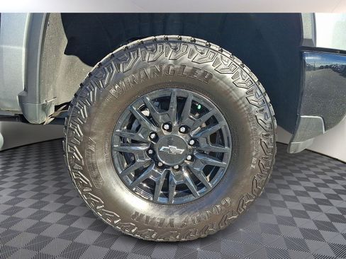 Used 2025 Chevrolet Silverado 2500 ZR2 w/ Technology Package image 8