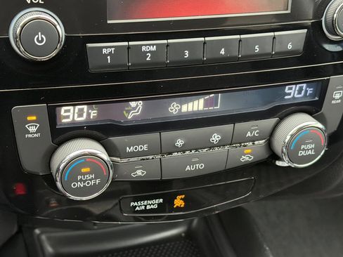 Used 2017 Nissan Rogue SV image 19