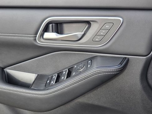 Certified 2025 Nissan Rogue Platinum w/ Tech Package image 16