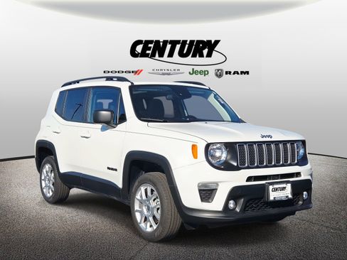 Used 2023 Jeep Renegade Latitude w/ Sun & Fun Group image 1