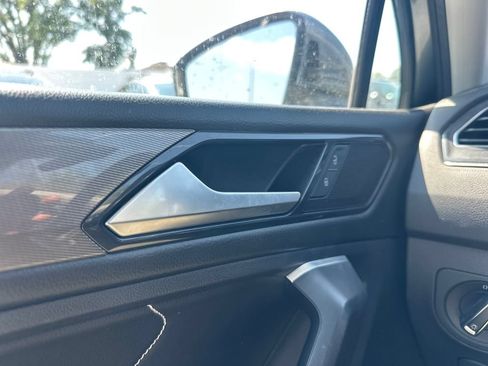 Used 2023 Volkswagen Tiguan SE w/ Panoramic Sunroof Package FWD image 20