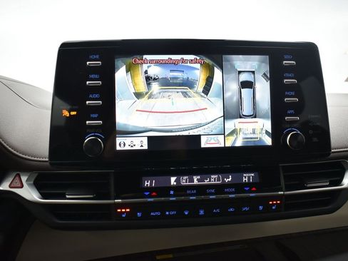 Used 2023 Toyota Sienna Platinum image 19
