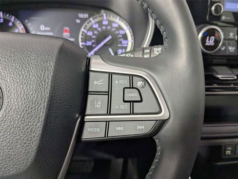 Used 2022 Toyota Highlander XLE image 19