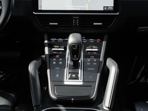 Used 2020 Porsche Cayenne image 18