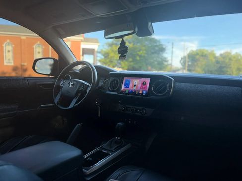 Used 2018 Toyota Tacoma SR5 RWD image 12