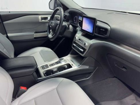 Used 2021 Ford Explorer XLT w/ Equipment Group 202A RWD image 12
