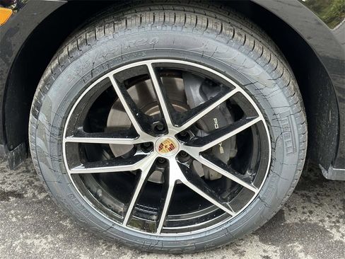 Used 2025 Porsche Macan image 11